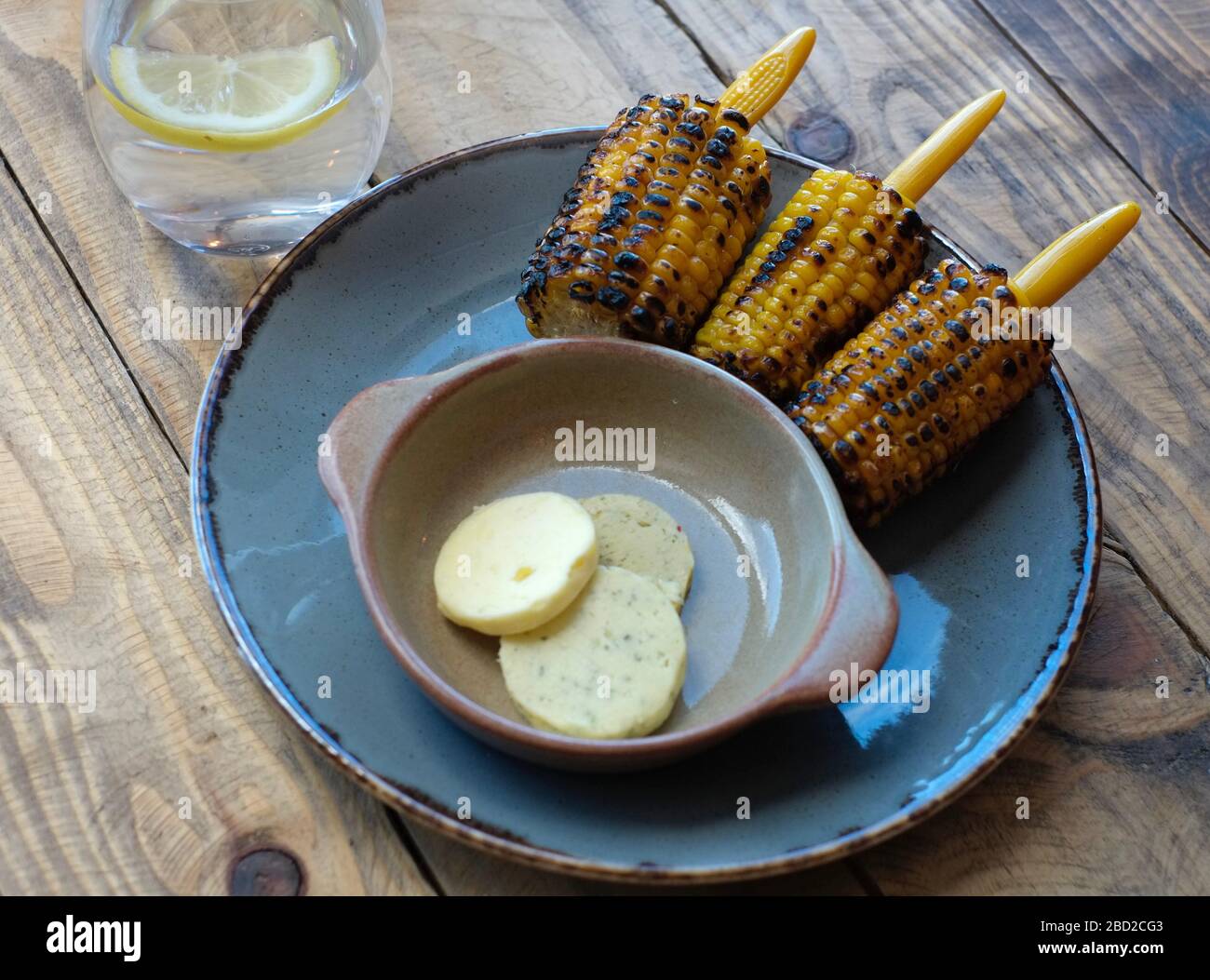 Mais sulla cova al ristorante Beach BBQ, spiaggia di Porthmellon, St Mary's, isole di Scilly Foto Stock