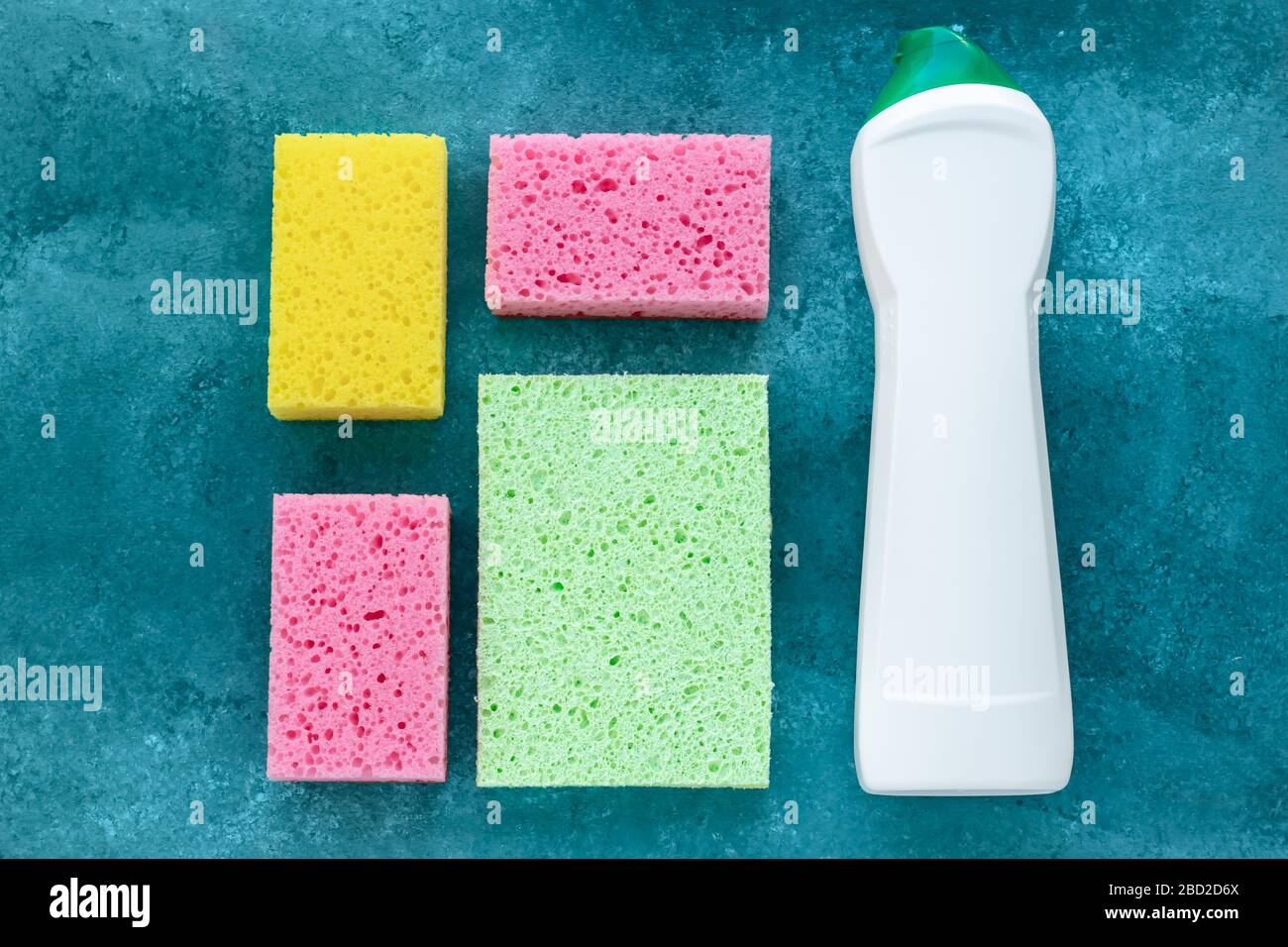 Spugne da cucina e detergente antibatterico in bottiglia, concetto di disinfezione. Servizio di pulizia, lavori di casa. Spugne colorate per lavare i piatti e la pulizia o Foto Stock