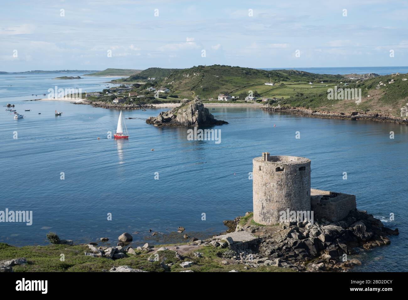 Isola di Bryher vista dal castello di Cromwell su Tresco, Isole di Scilly Foto Stock