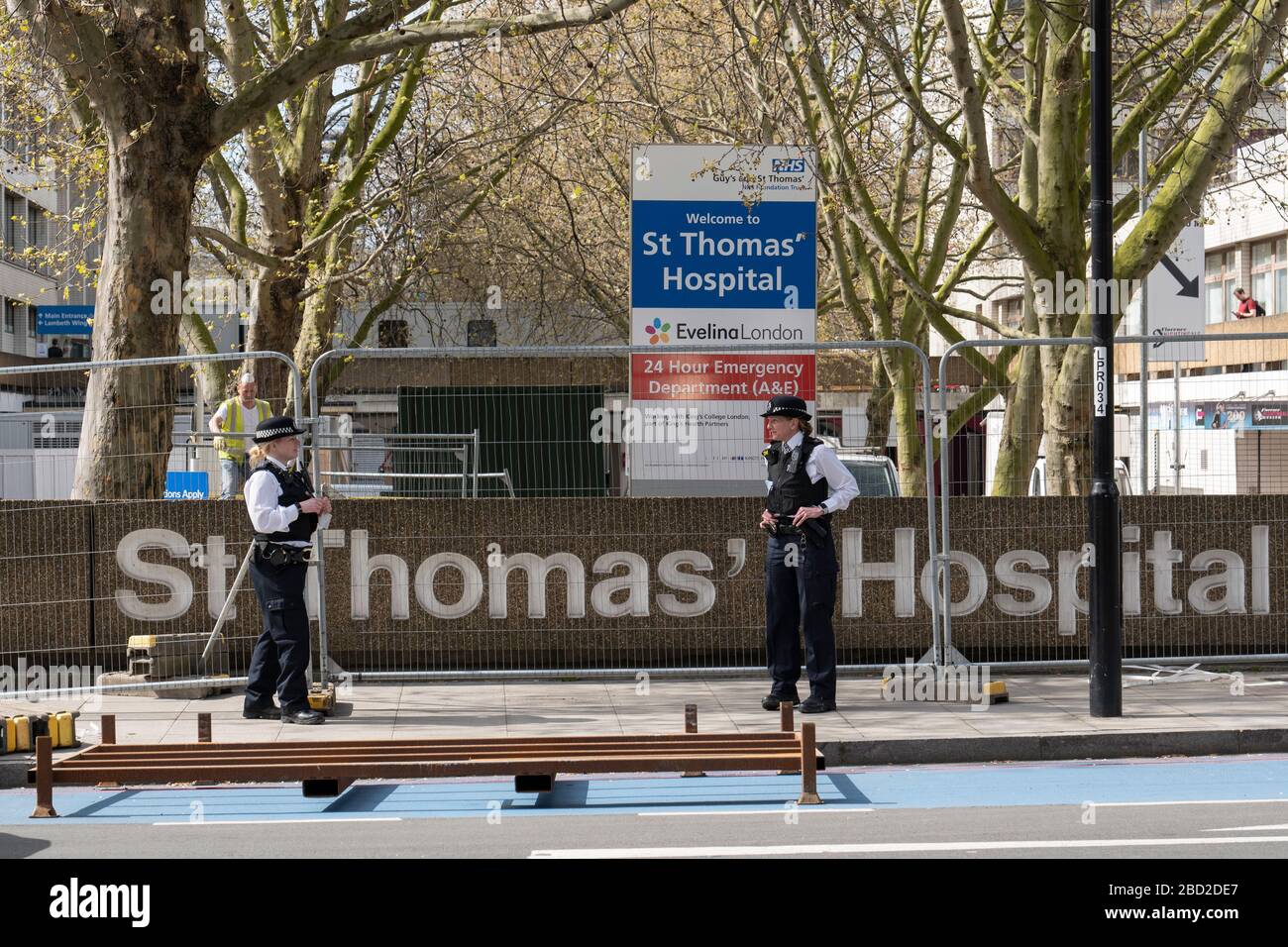 Londra, Regno Unito. 6 aprile 2020. Fuori dal St Thomas' Hospital di Westminster durante la Pandemia di Coronavirus. (Foto di Sam Mellish / Alamy Live News) Foto Stock