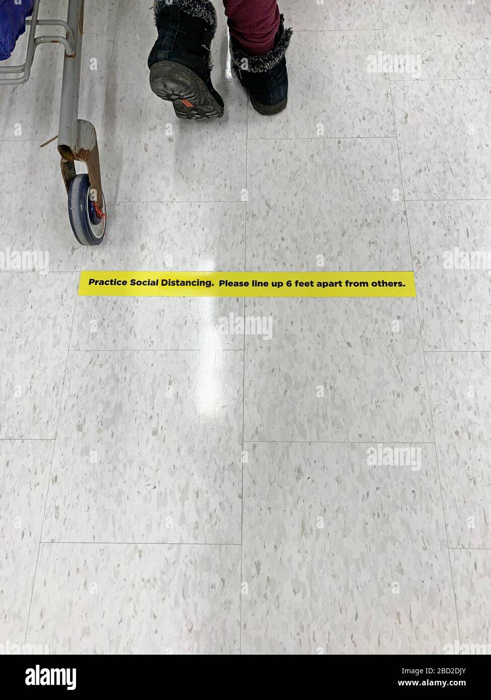 Distanza sociale al supermercato Foto Stock