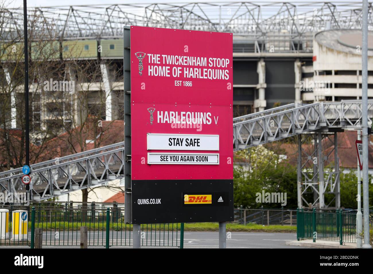 Londra, Regno Unito. 6 Aprile 2020. Vista generale della scheda di fissaggio RFC di Harlequins con un messaggio di crisi di Coronavirus "sicuro, ci vediamo presto" invece di un annuncio di partita. Il Twickenham Stadium è lo sfondo. Credit: Andrew Fosker/Alamy Live News Foto Stock