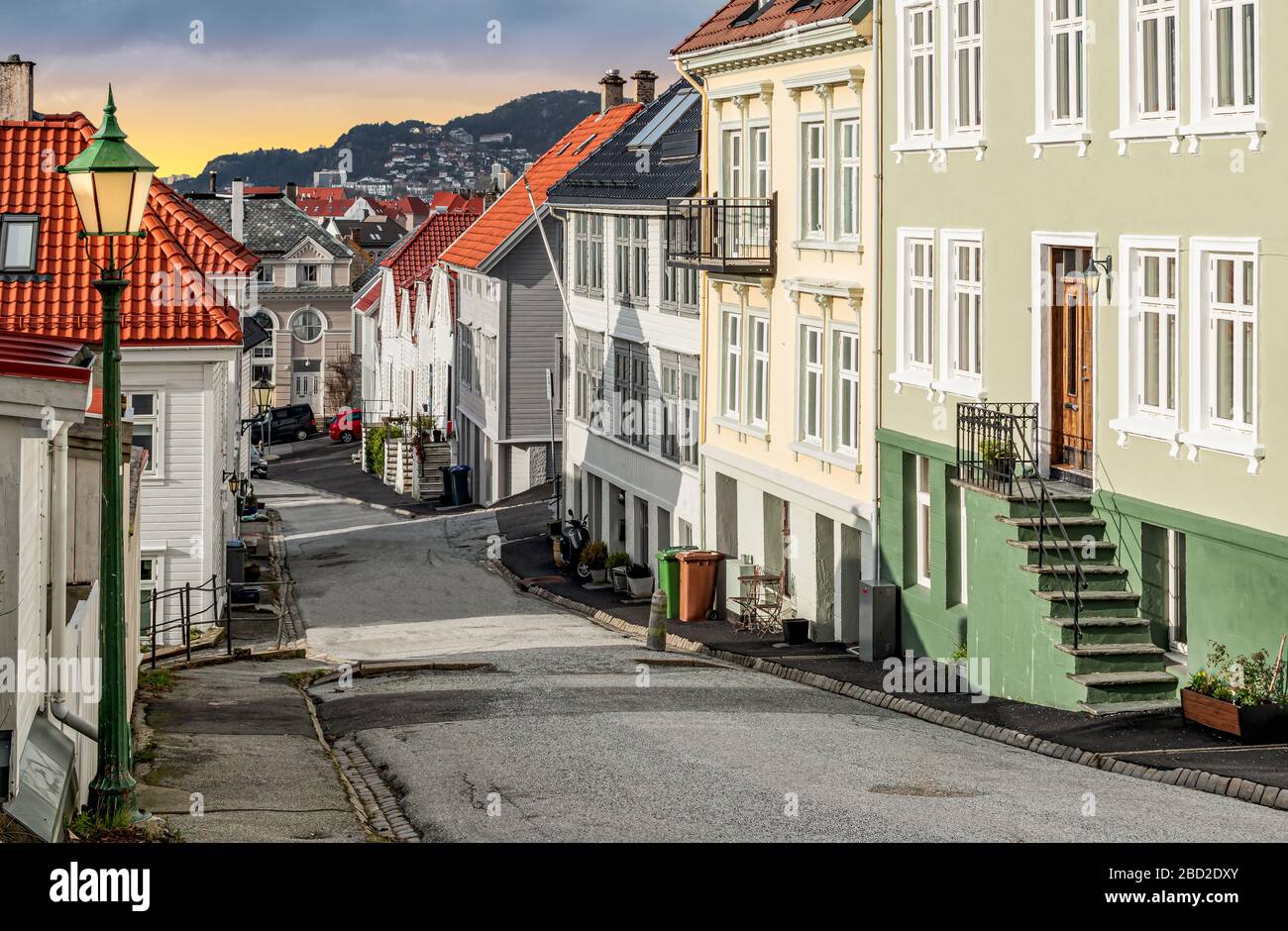 Strada stretta con edifici tradizionali nella città vecchia di Bergen, Norvegia. Foto Stock