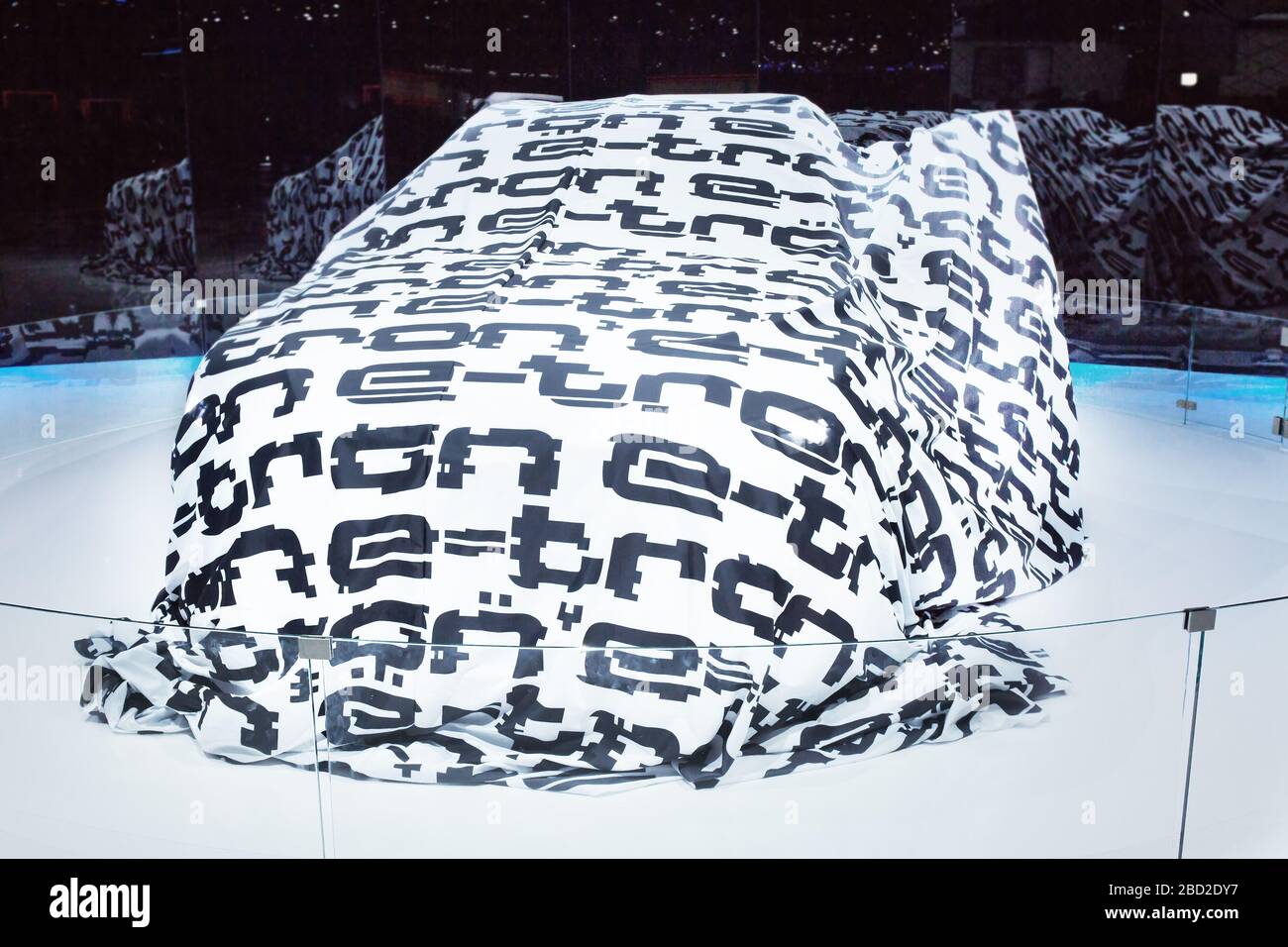 GINEVRA, SVIZZERA - 6 Marzo 2018: Audi prima sotto copertura in AMAG Import AG Audi sito della fiera Audi a Ginevra 88th International Motor show a Pa Foto Stock