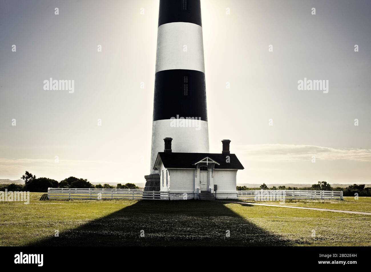 Faro dipinto in bianco e nero Foto Stock