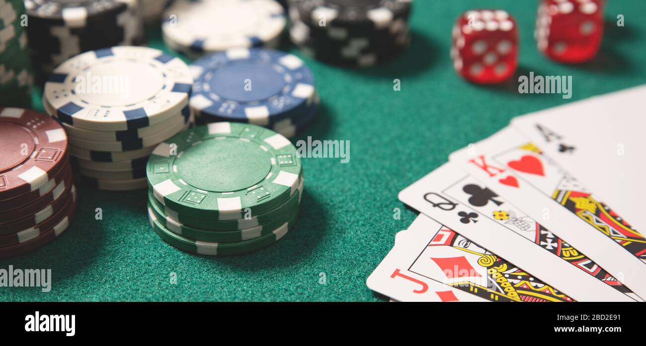 Poker chips, carte sul tavolo verde. Il gioco d'azzardo nel concetto di casinò. Foto Stock