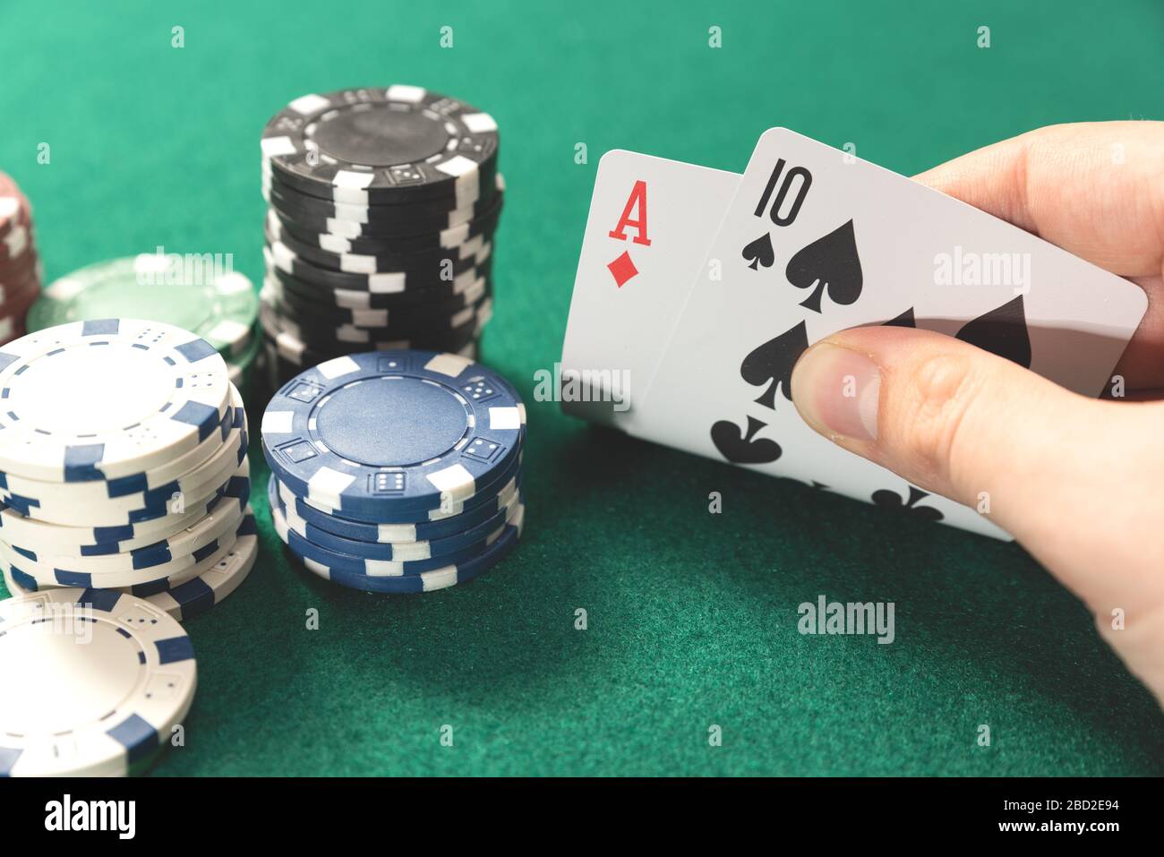 L'uomo gioca a poker al casinò. Azienda carte in mano, il concetto di gioco d'azzardo Foto Stock