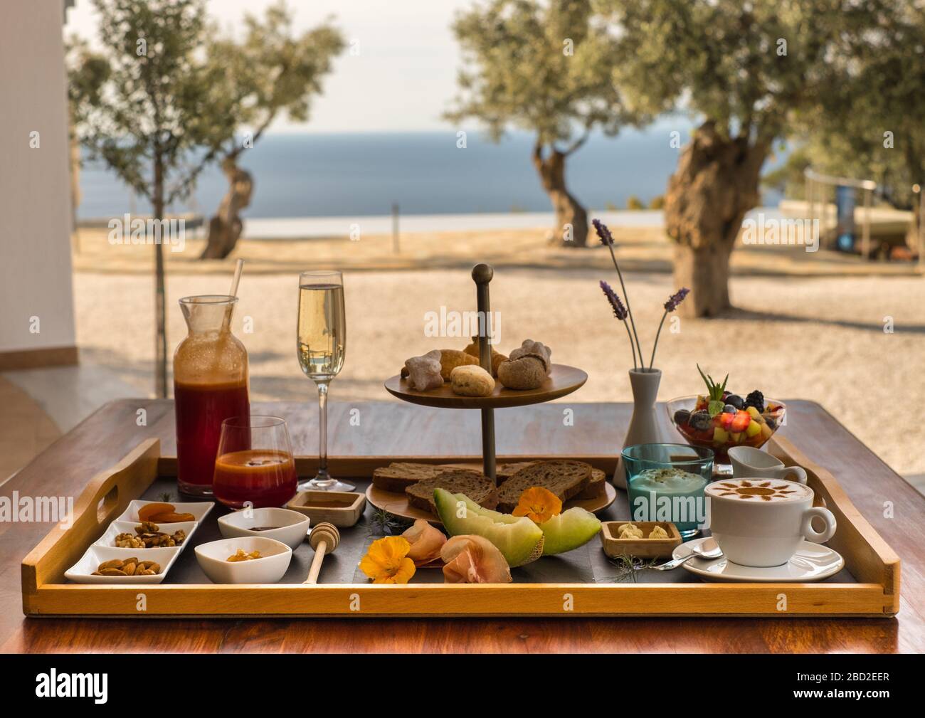 Colazione gourmet presso Infinity 180 Luxury Suites and Spa on Alonissos, nelle Sporadi del Nord della Grecia Foto Stock