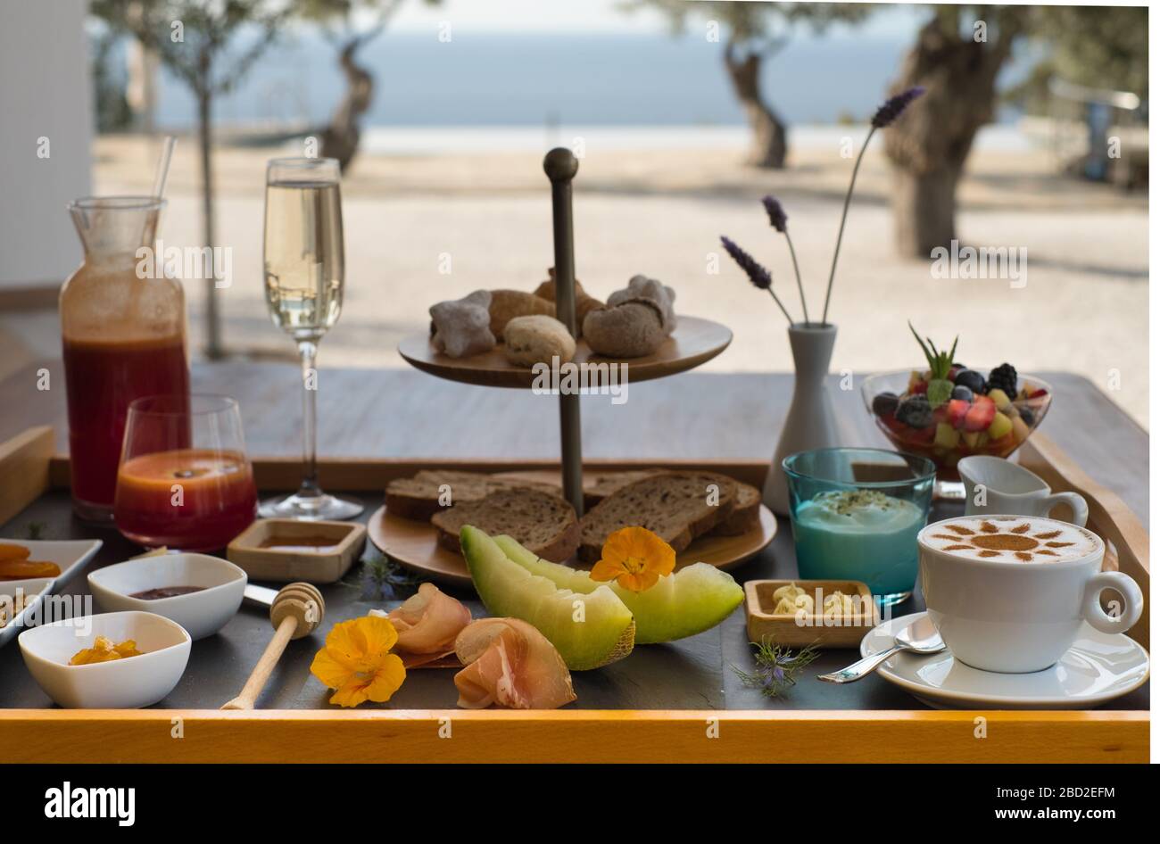Colazione gourmet presso Infinity 180 Luxury Suites and Spa on Alonissos, nelle Sporadi del Nord della Grecia Foto Stock