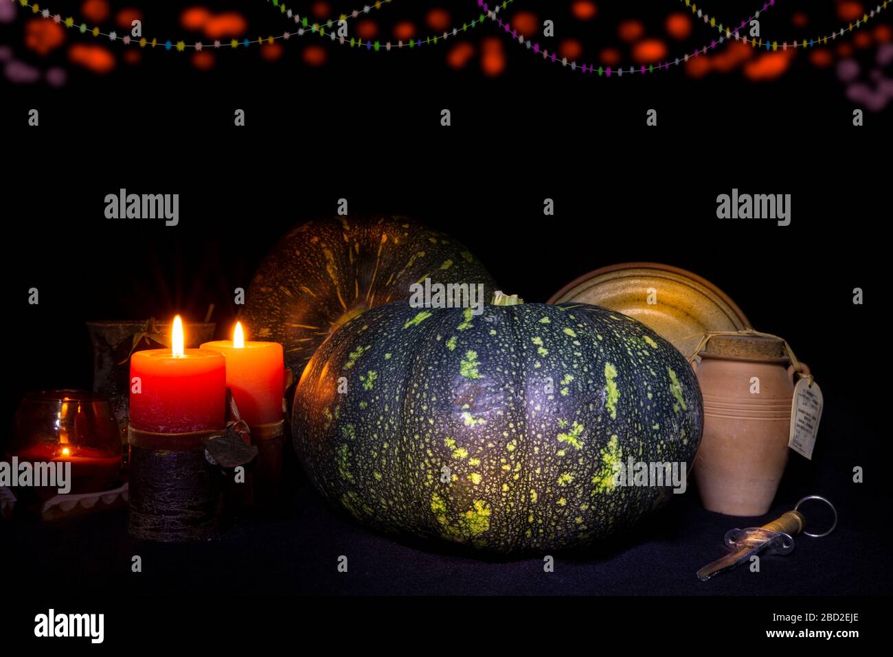 Tema di celebrazione con luci di zucca e candele Foto Stock