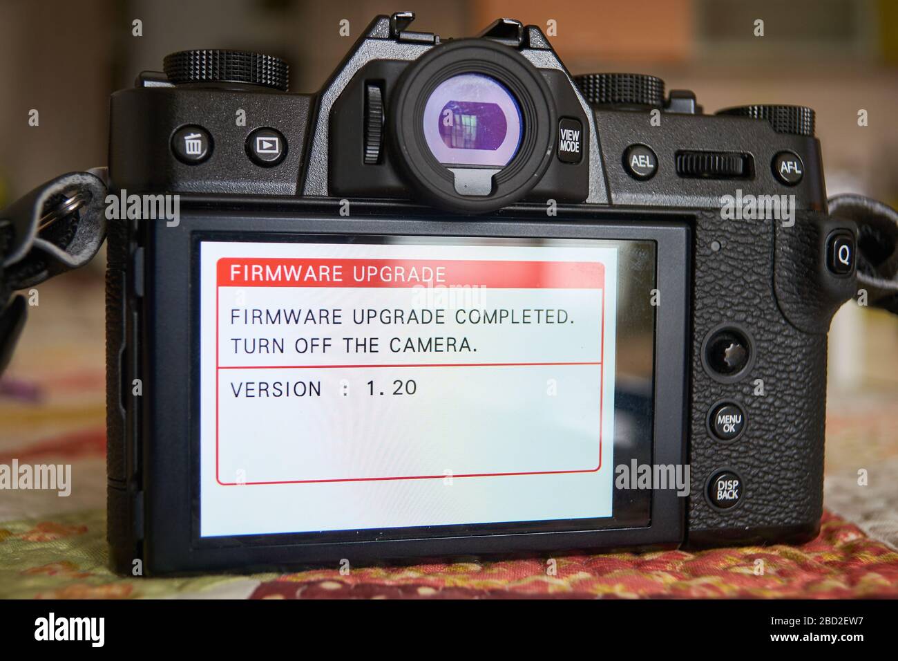 Bucarest, Romania - 5 aprile 2020: Messaggio di aggiornamento firmware Fujifilm X-T30 con il messaggio "aggiornamento firmware completato. Spegnere la fotocamera. Versione 1.20' Foto Stock
