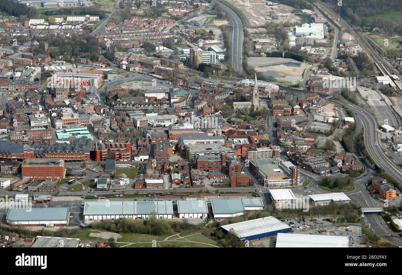 Vista aerea di Chesterfield con la guglia arroccata della Chiesa Parrocchiale prominente, i marciapiedi e i centri commerciali Vicar Lane e il Ravenside Retail Park Foto Stock