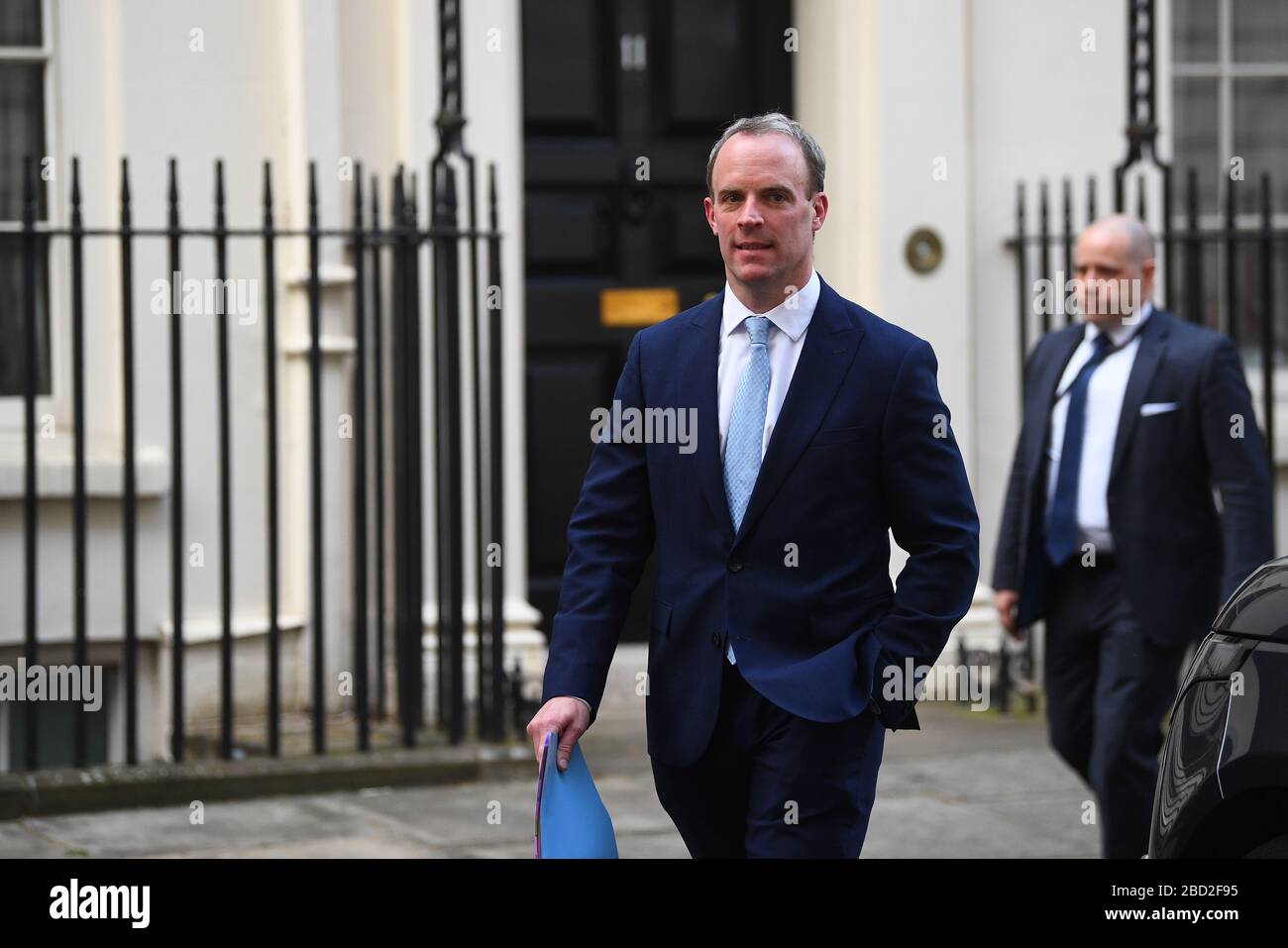 Il Segretario degli Esteri Dominic Raab di Downing Street, Londra, dopo aver dato ai media un briefing quotidiano sul coronavirus (COVID-19). Foto Stock