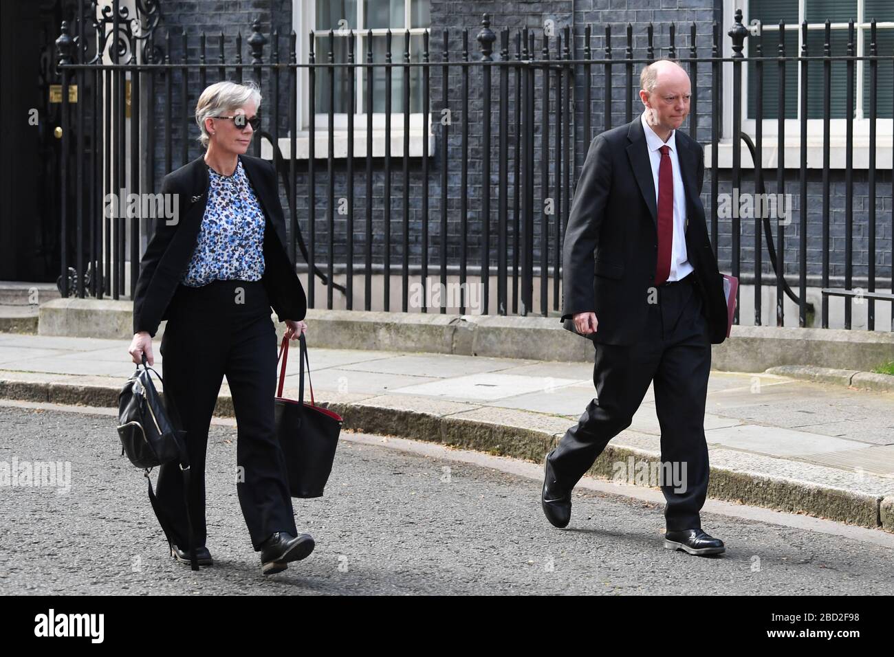 Il Vice Direttore Scientifico Professor Dame Angela MacLean e il Chief Medical Officer Professor Chris Whitty, a Downing Street, Londra, dopo aver dato un briefing quotidiano sui coronavirus (COVID-19). Foto Stock