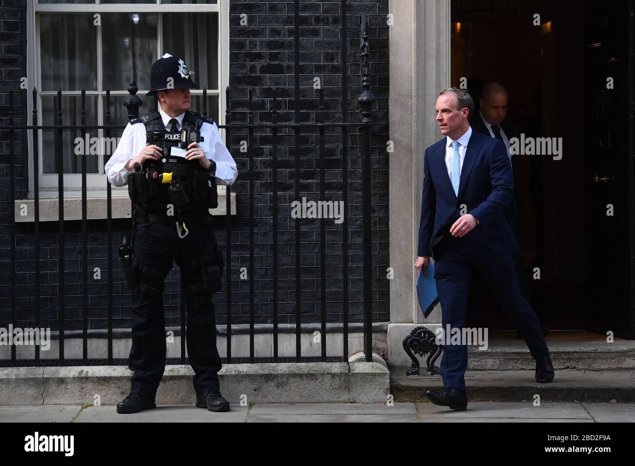 Il Segretario degli Esteri Dominic Raab di Downing Street, Londra, dopo aver dato ai media un briefing quotidiano sul coronavirus (COVID-19). Foto Stock