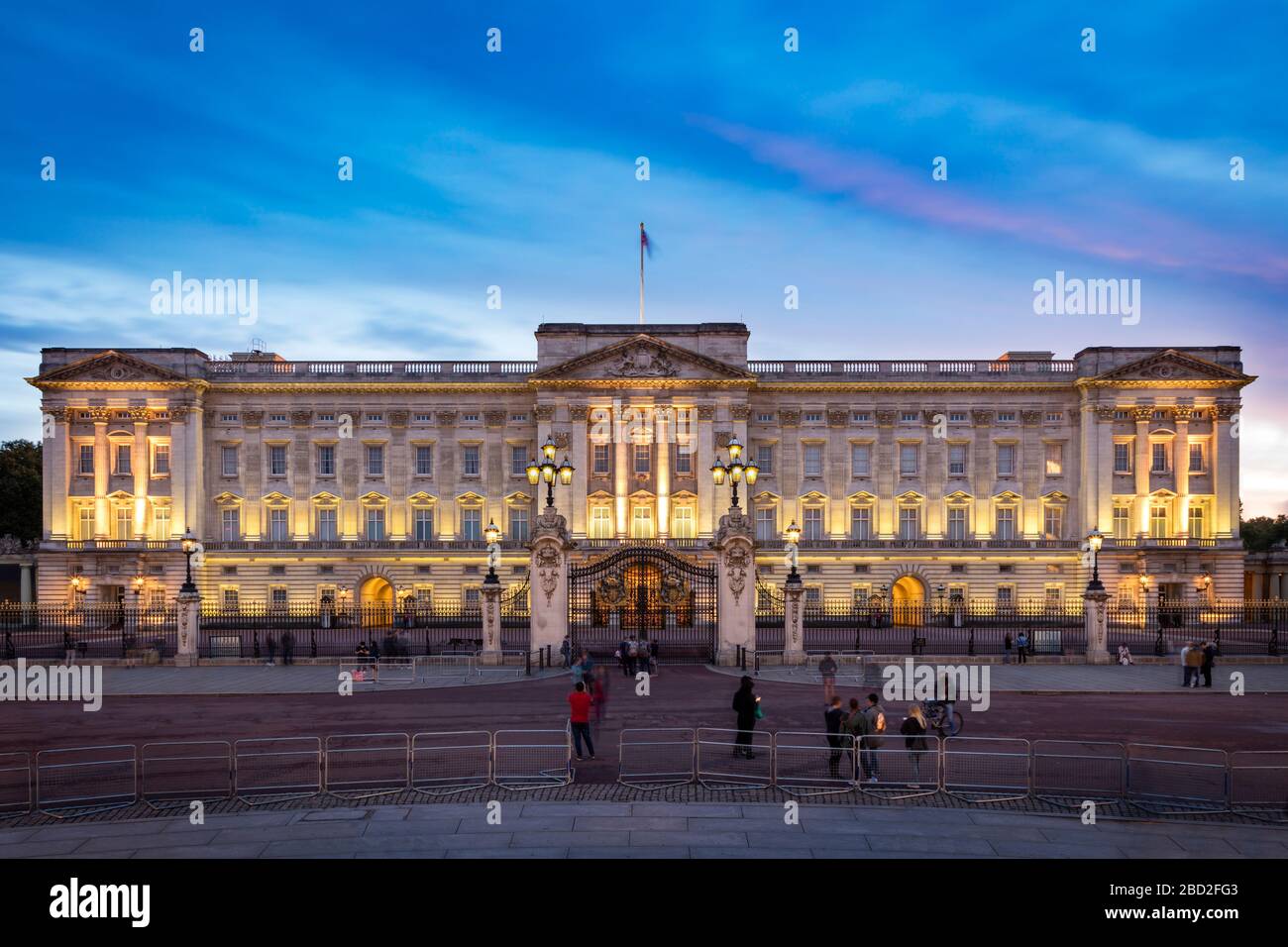 Crepuscolo serale a Buckingham Palace, Londra, Inghilterra, Regno Unito Foto Stock