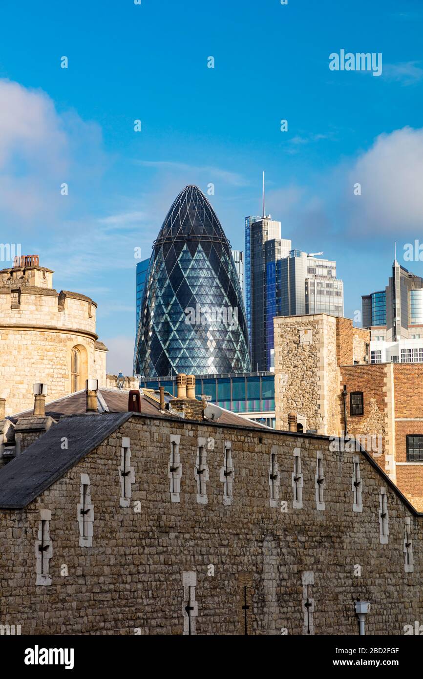 Vecchio e nuovo - Torre medievale di Londra con il Gherkin e gli edifici moderni beyone, Londra, Inghilterra, Regno Unito Foto Stock