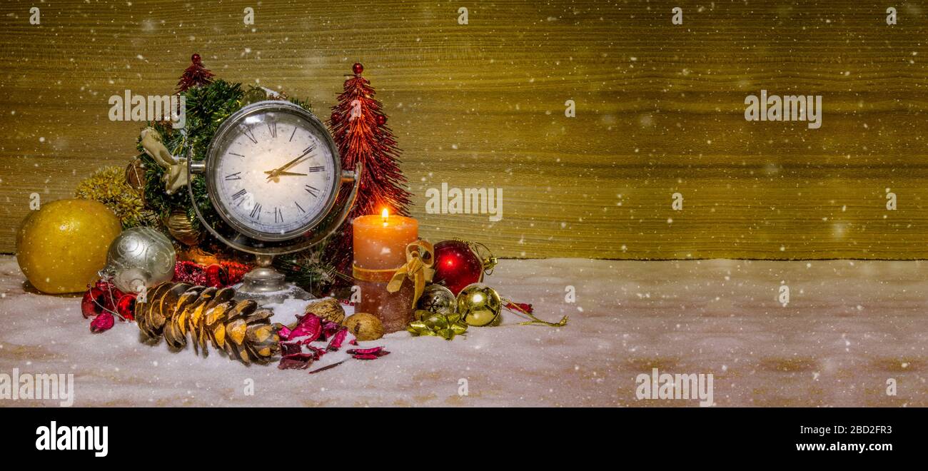 Tema natalizio con orologio e alberi sullo sfondo della neve Foto Stock