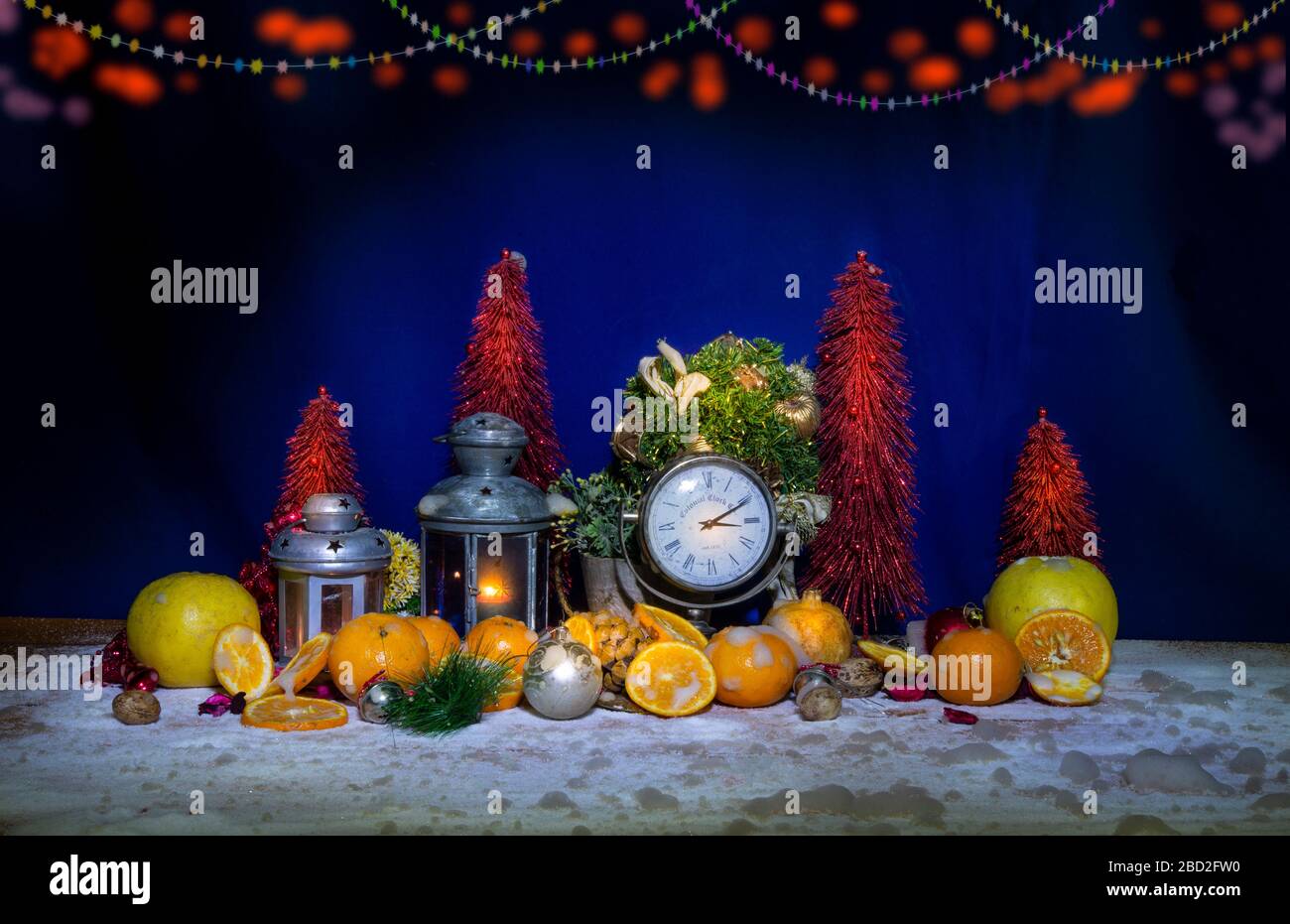 Tema di celebrazione con albero di Natale e vicino orologio dell'anno Foto Stock