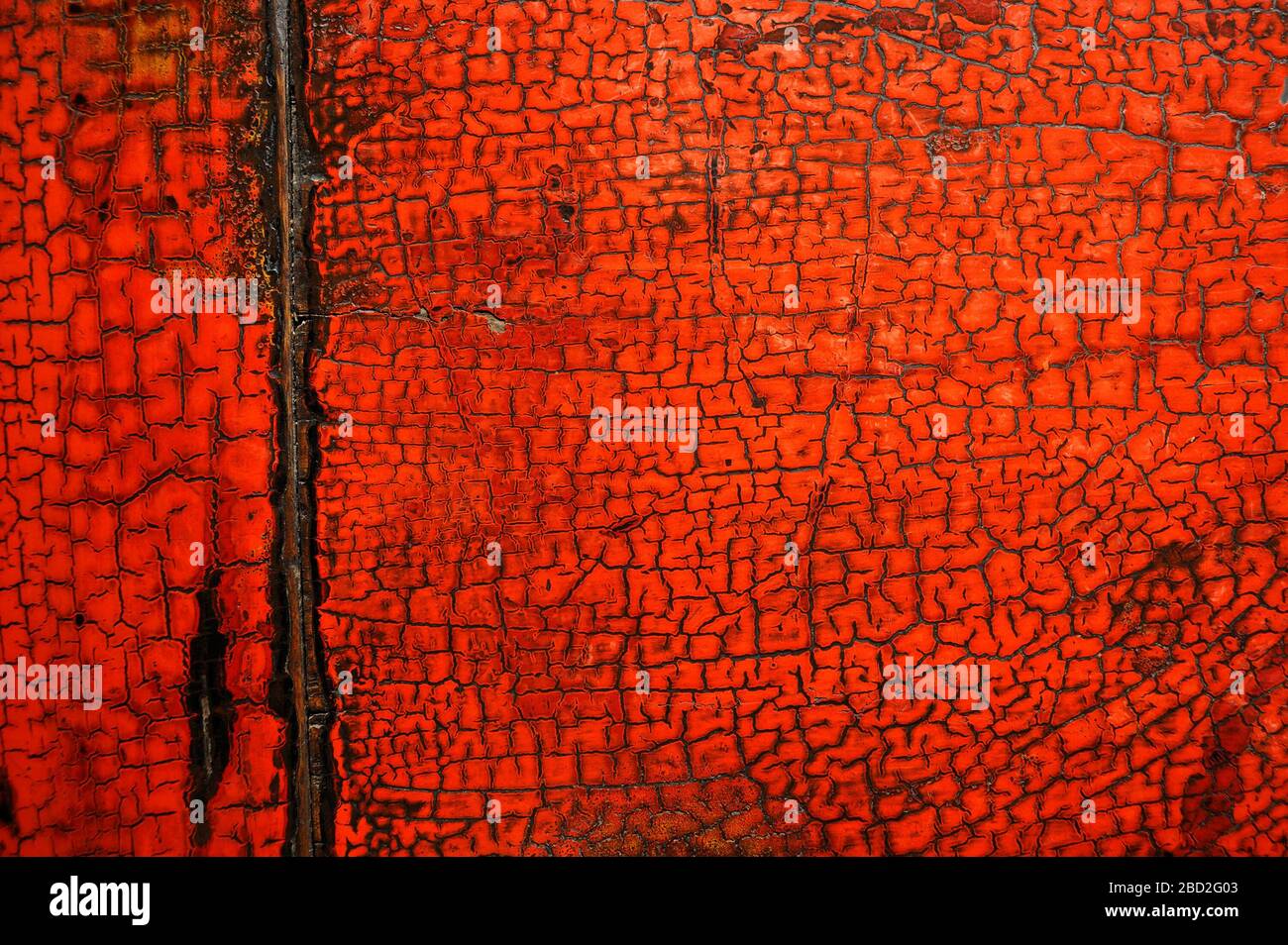 Vista ravvicinata sul vecchio tavolo in legno, lacca rossa dipinta cinese Foto Stock