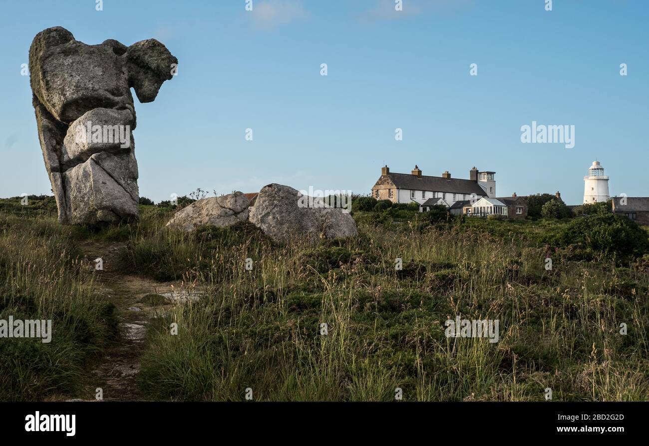 NAG's Head Rock, cottages di guardia costiera e faro su St Agnes, isole di Scilly Foto Stock