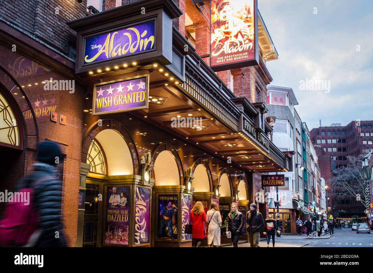 LONDRA - esterno del teatro Prince Edward che mostra Aladdin. Un popolare musical nel West End di Londra Foto Stock