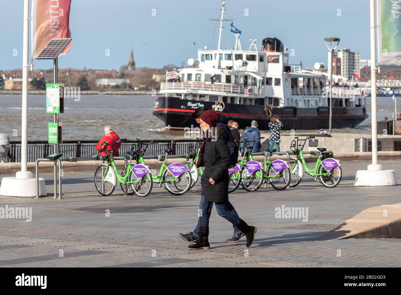Persone sul lungomare di Liverpool, con Mersey traghetto 'Royal Iris' sullo sfondo. Foto Stock