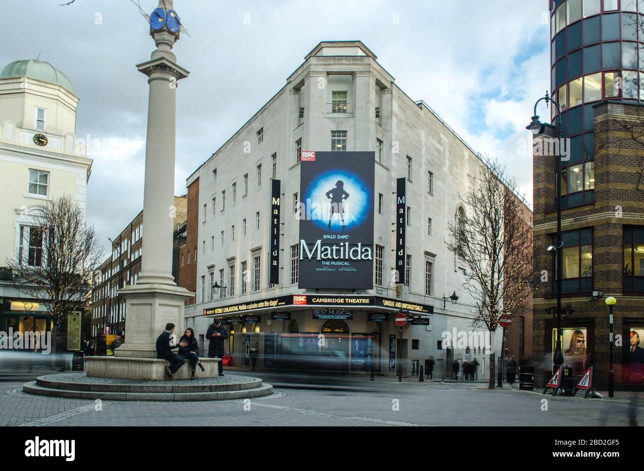 LONDRA - il Cambridge Theatre al Severn Dials nel West End di Londra che mostra Matilda The Musical Foto Stock