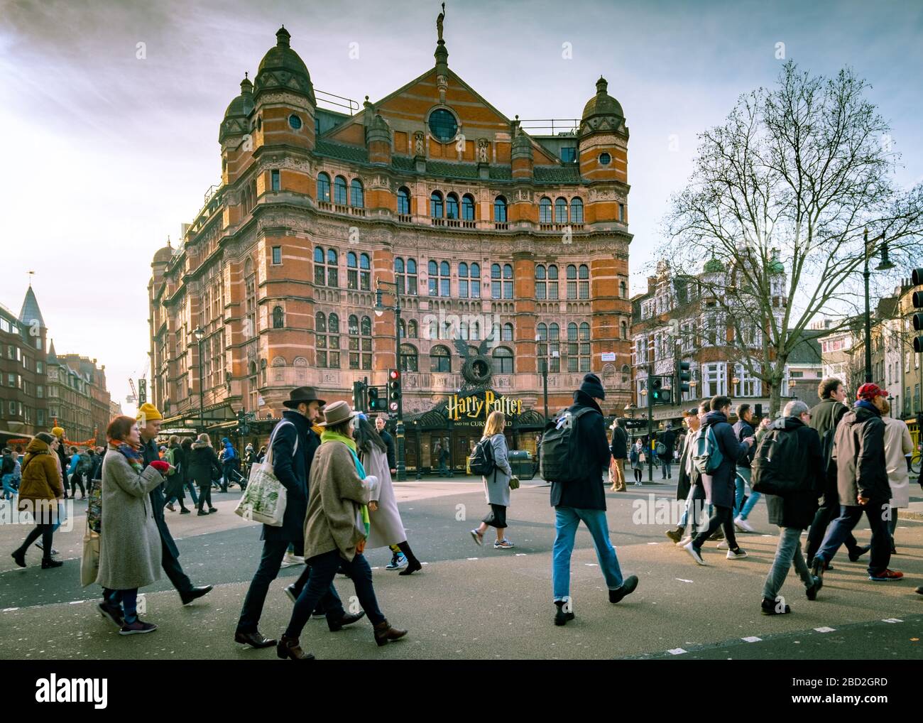 LONDRA - FEBBRAIO 2020: Folle di persone che camminano davanti al Palace Theatre nel West End di Londra con Harry Potter e il bambino maledetto Foto Stock