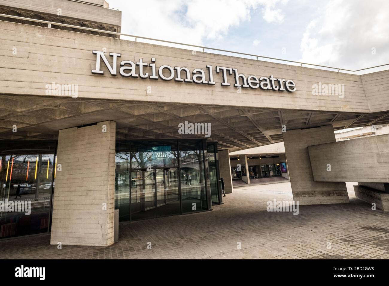 LONDRA - APRILE 2019: Il Teatro Nazionale sulla South Bank di Londra, un popolare e trafficato centro culturale nel centro di Londra Foto Stock