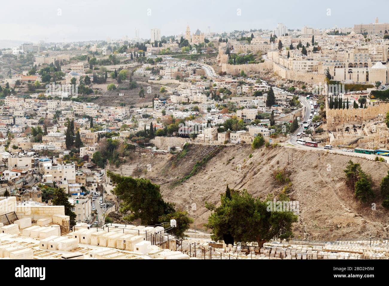 La città di Gerusalemme, Israele. Le tombe occupano la collina del Monte degli Ulivi. Foto Stock