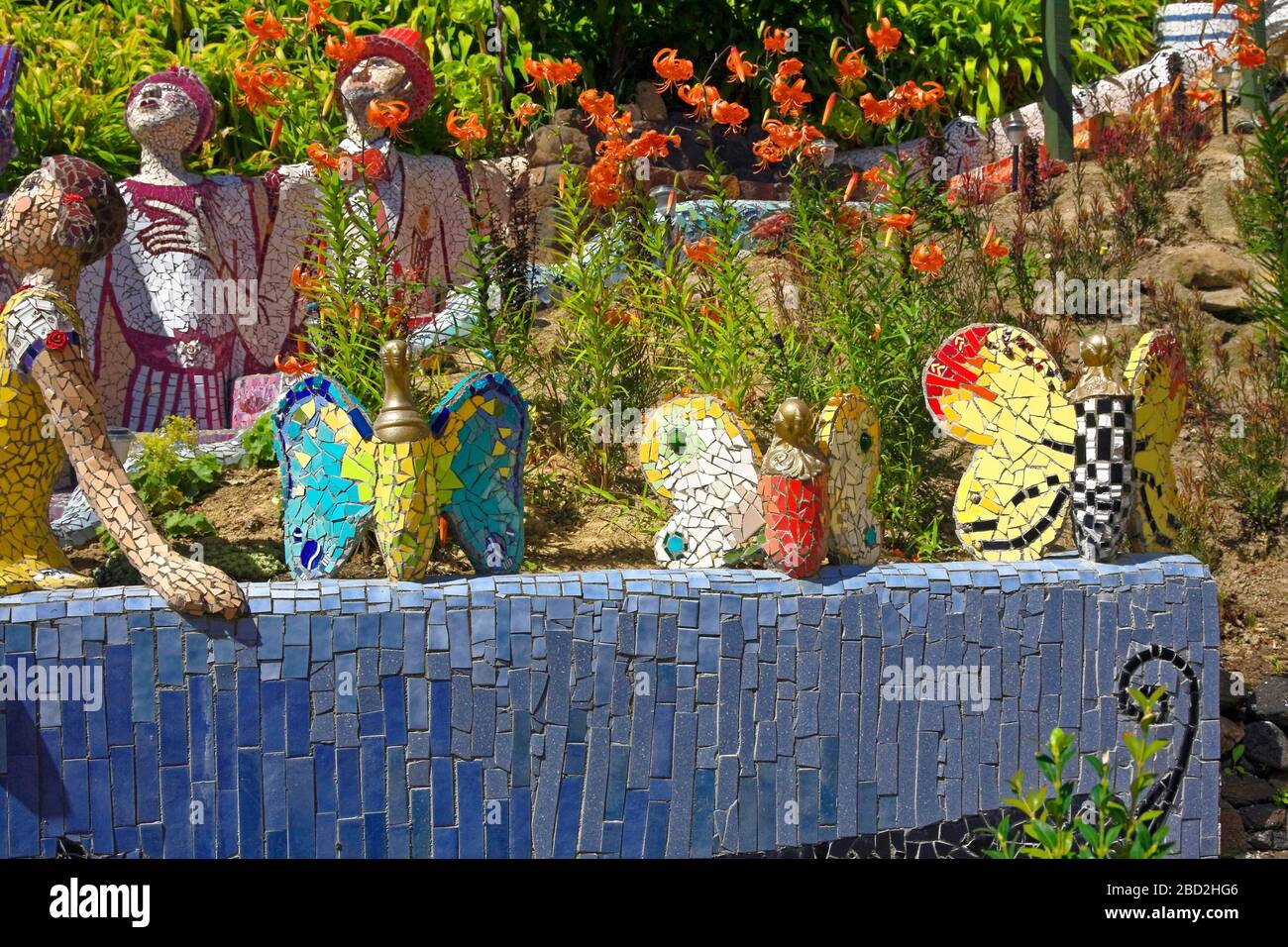 sculture da giardino, pezzi di piastrelle a mosaico, farfalle, statue di persone, fiori, unico, la Casa dei Giganti; Akaroa; Nuova Zelanda; orizzontale Foto Stock