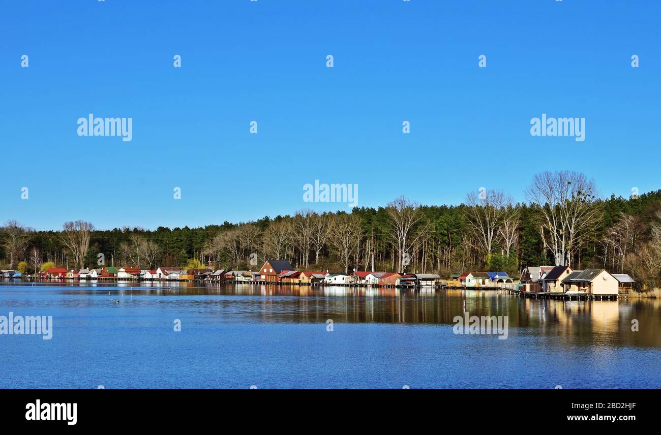 Cottages al lago di pesca vicino a Bokod, rurale Ungheria Foto Stock