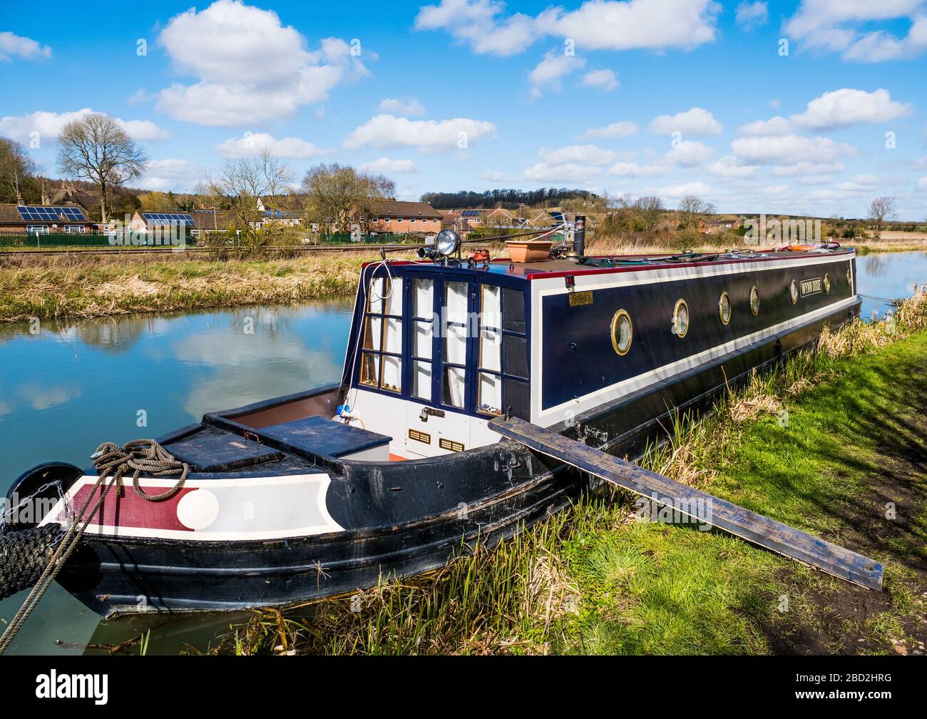 Paesaggio invernale, Barca a vela tradizionale, Kennet e Avon Canal Waterway, Great Bedwyn, Wiltshire, Inghilterra, Regno Unito, GB. Foto Stock