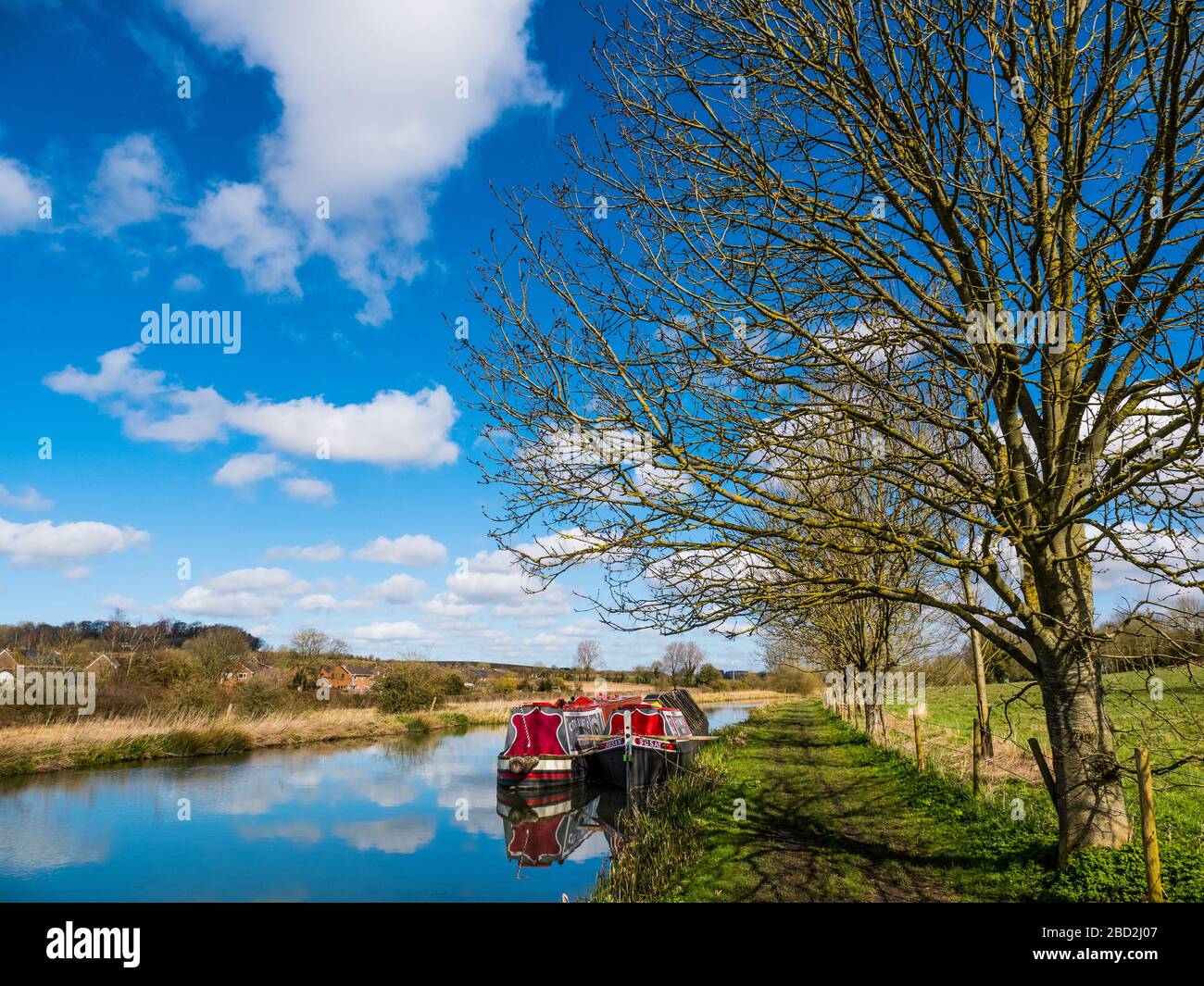 Paesaggio invernale, Barca a vela tradizionale, Kennet e Avon Canal Waterway, Great Bedwyn, Wiltshire, Inghilterra, Regno Unito, GB. Foto Stock