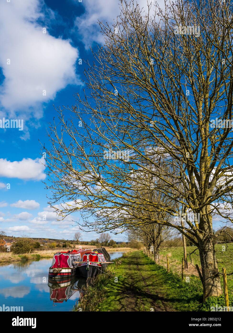 Paesaggio invernale, Barca a vela tradizionale, Kennet e Avon Canal Waterway, Great Bedwyn, Wiltshire, Inghilterra, Regno Unito, GB. Foto Stock