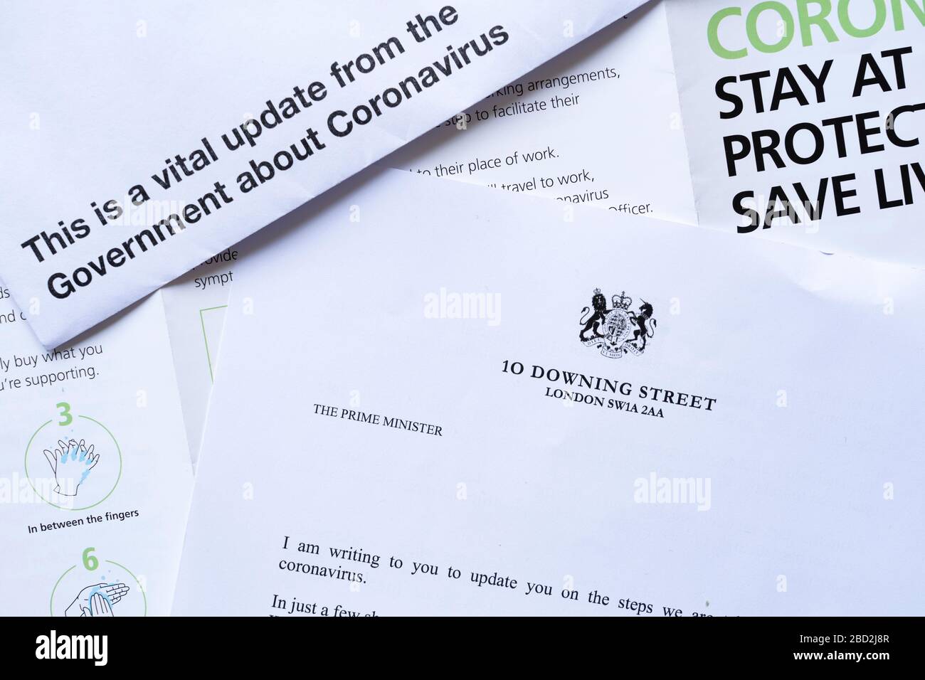 Lettera ufficiale del governo HM inviata a tutte le famiglie del Regno Unito come aggiornamento vitale al pubblico sul Coronavirus Covid-19 durante la pandemia, aprile 2020 Foto Stock