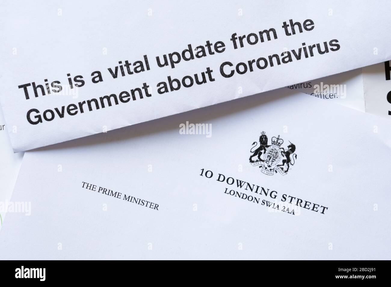 Lettera ufficiale del governo HM inviata a tutte le famiglie del Regno Unito come aggiornamento vitale al pubblico sul Coronavirus Covid-19 durante la pandemia, aprile 2020 Foto Stock