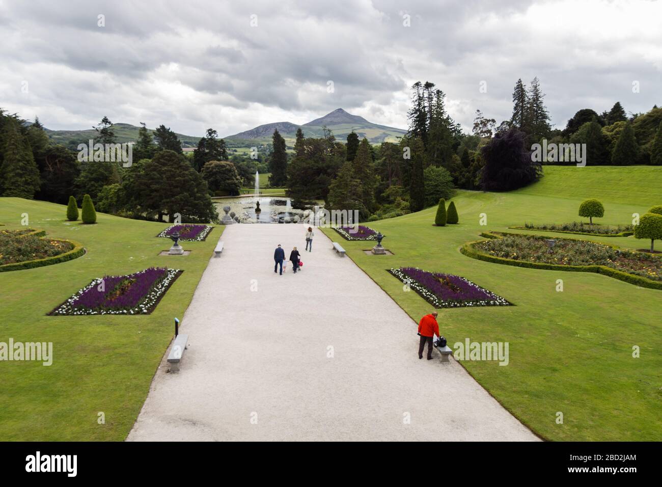 Questa foto da un giardino è fatto dal castello Powercourt di Dublino in Irlanda. Foto Stock