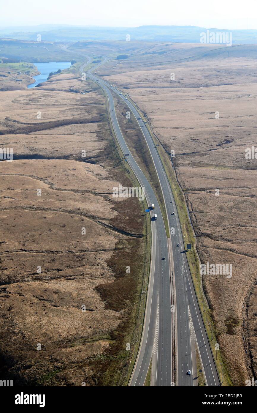 Vista aerea di un'autostrada M62 molto tranquilla che guarda ad ovest con pochissimo traffico a causa della fermata Covid 19, Saddleworth Moor, Lancashire Foto Stock