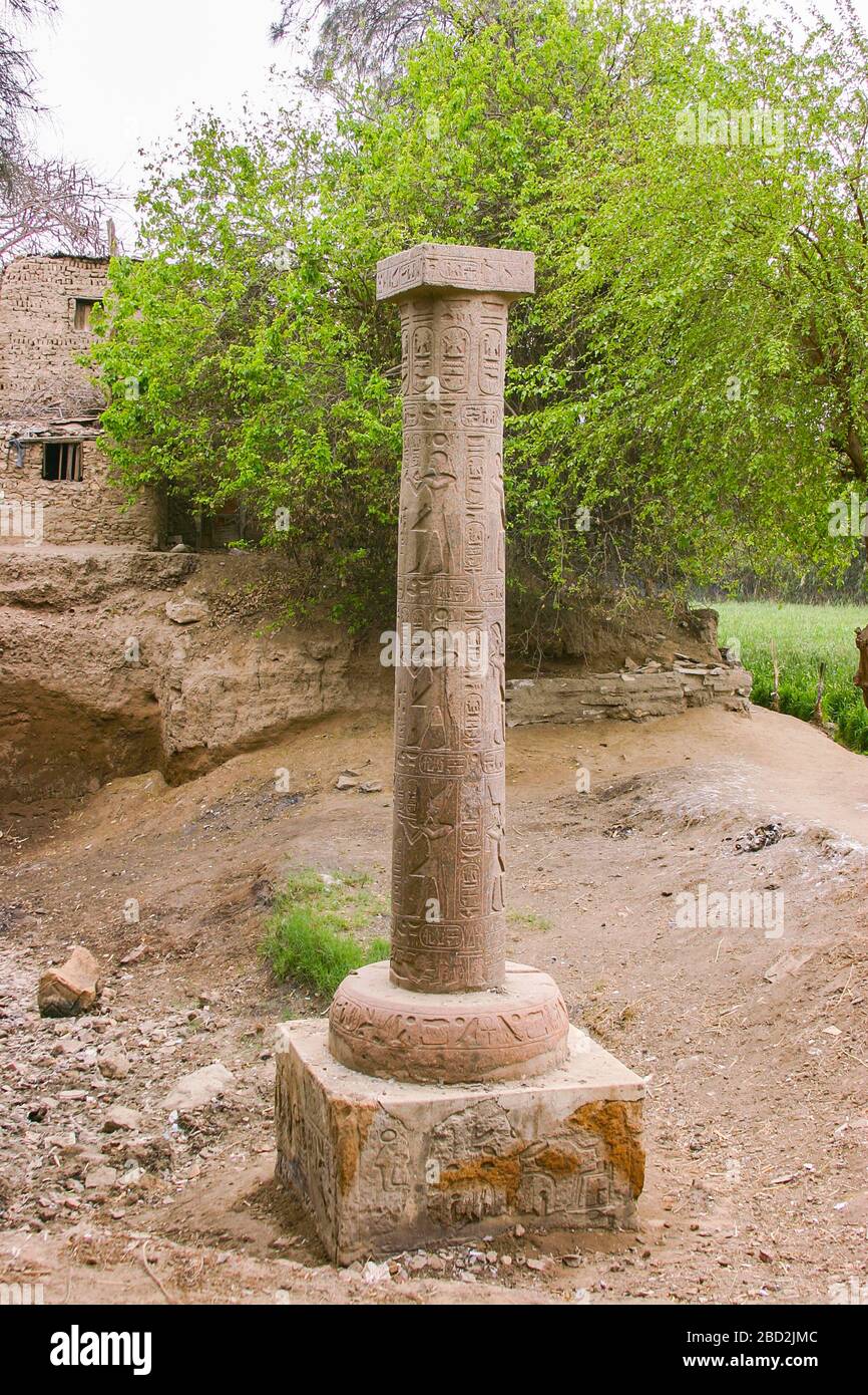 Egitto, Cairo, Heliopolis, la colonna commemorativa del re Merenptah. Foto scattata nel 2007, prima dello smontaggio della colonna. Granito rosso. Foto Stock