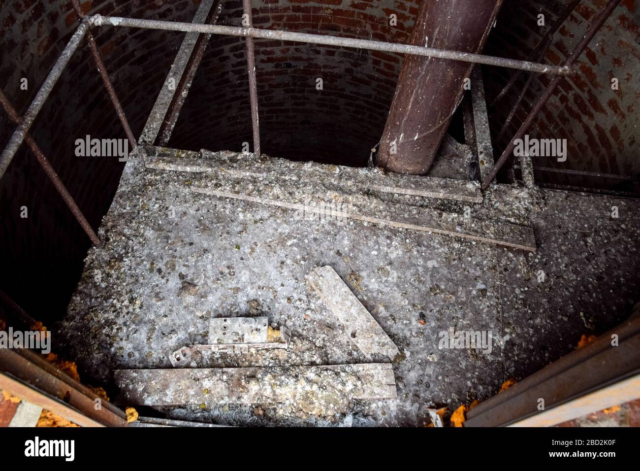 Torre dell'acqua arrugginita vista dall'alto verso il basso. Vecchia pompa dell'acqua. Scala al serbatoio dell'acqua, colate di piccione. Foto Stock