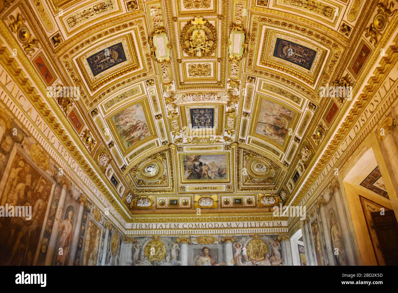 Soffitto a volta ornato negli Appartamenti Papali del Mausoleo di Adriano, noto in genere come Castel Sant'Angelo a Roma. Foto Stock