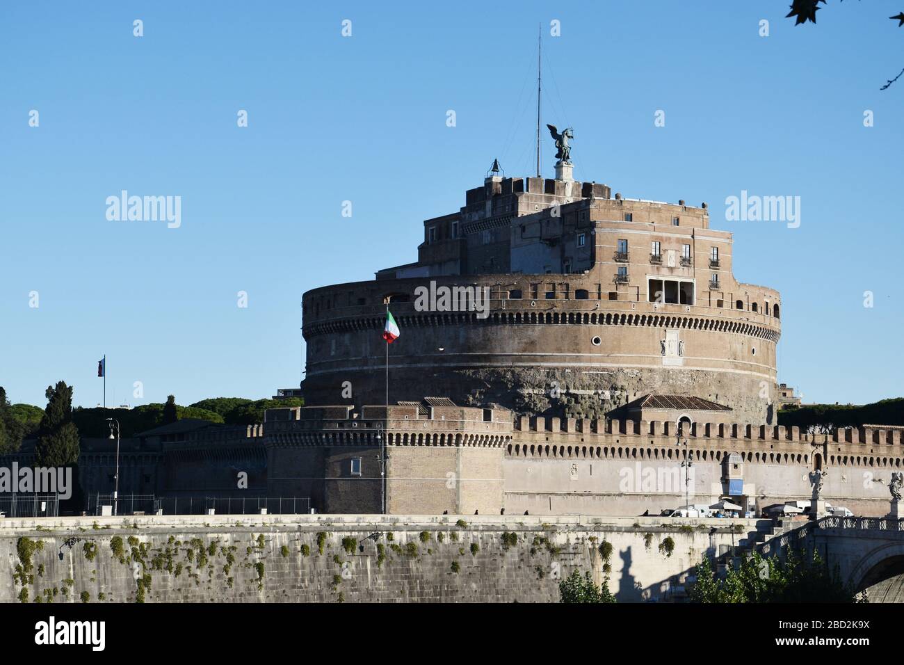 Il Mausoleo di Adriano, di solito conosciuto come Castel Sant'Angelo (in inglese: Castello dell'Angelo Santo), è un imponente edificio cilindrico del Parco Adriano Foto Stock