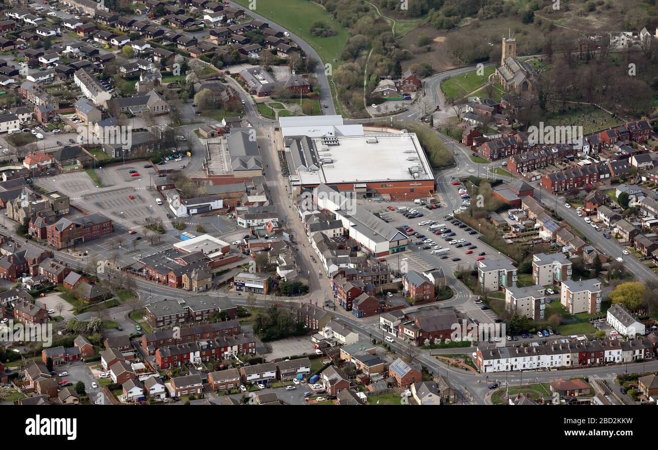 Vista aerea di Rothwell vicino a Leeds, guardando verso ovest su Commercial Street verso il supermercato Morrisons Foto Stock
