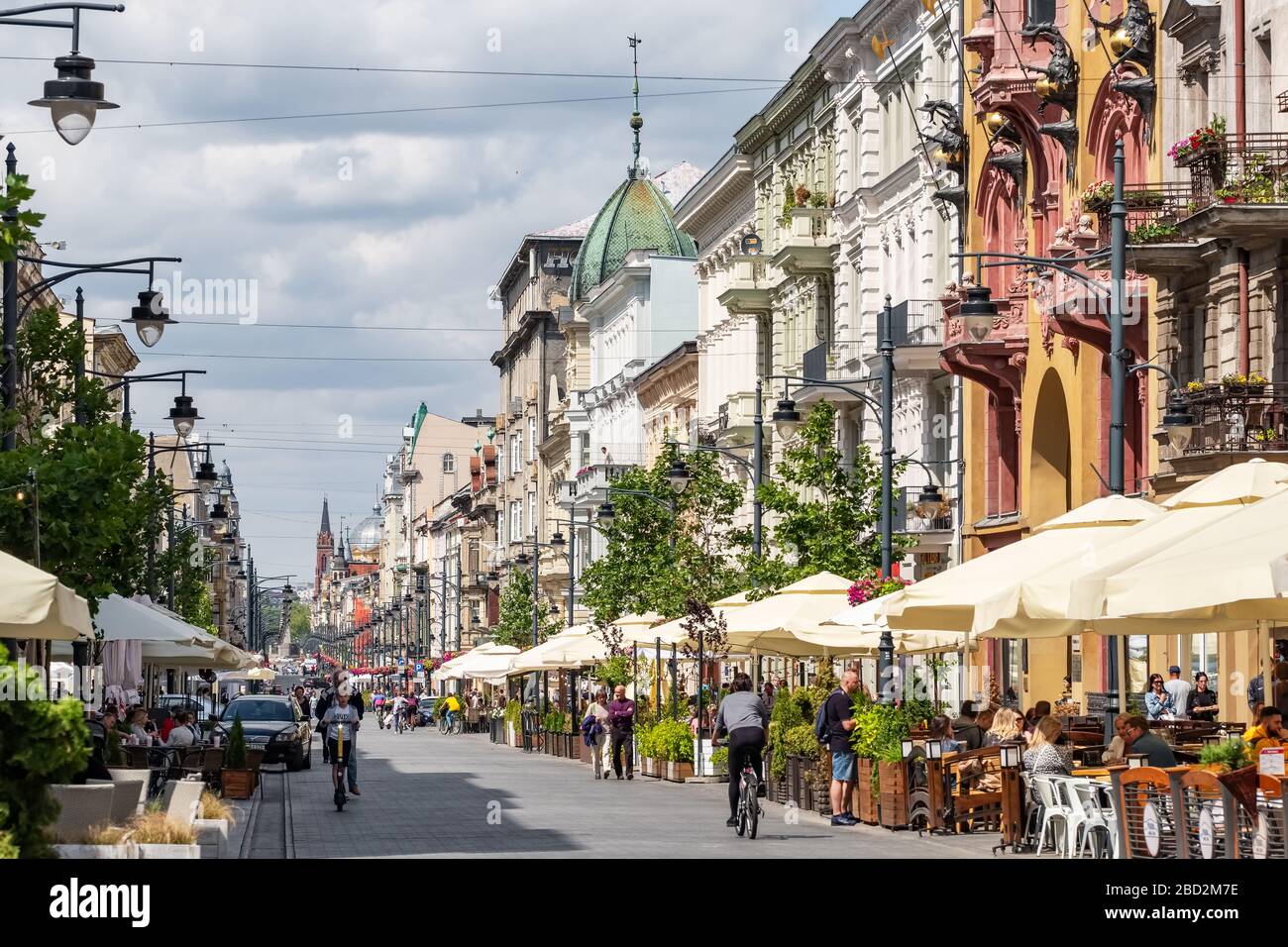 Piotrkowska Street a Lodz. Popolare strada pedonale con i caffè di Lodz, Polonia Foto Stock