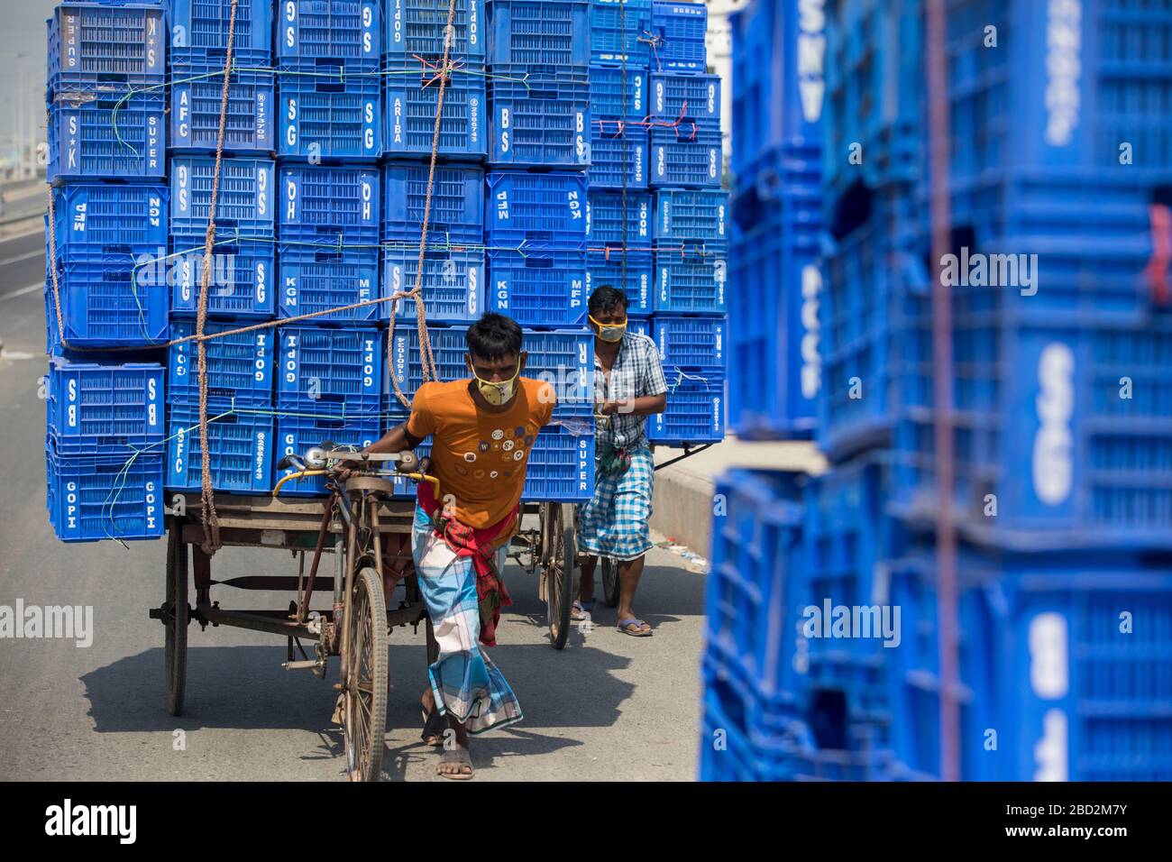 Dhaka, Bangladesh. 06th Apr, 2019. Un operaio che indossa maschere facciali tira un carrello da bici lungo una strada nella zona di Postagola il 06 aprile 2020. Il Bangladesh ha confermato 123 casi, con 12 decessi dovuti al virus della corona (COVID-19), secondo i funzionari della IEDCR. (Foto di Salahuddin Ahmed/Sipa USA) Credit: Sipa USA/Alamy Live News Foto Stock