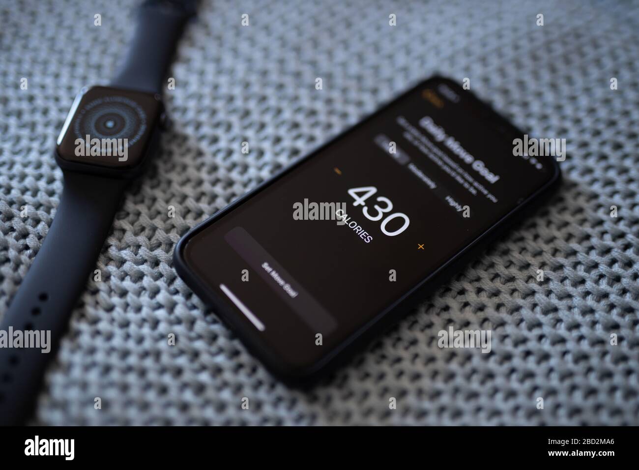 Abbinare il nuovo Apple Watch Series 5 con iPhone XS e impostare  l'obiettivo di movimento giornaliero calorie Foto stock - Alamy
