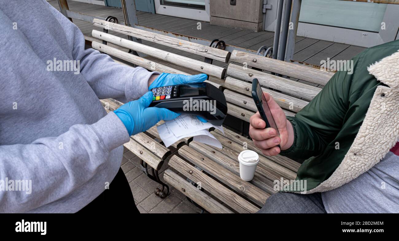 Pagamento con pass di pagamento in quarantena. Foto Stock