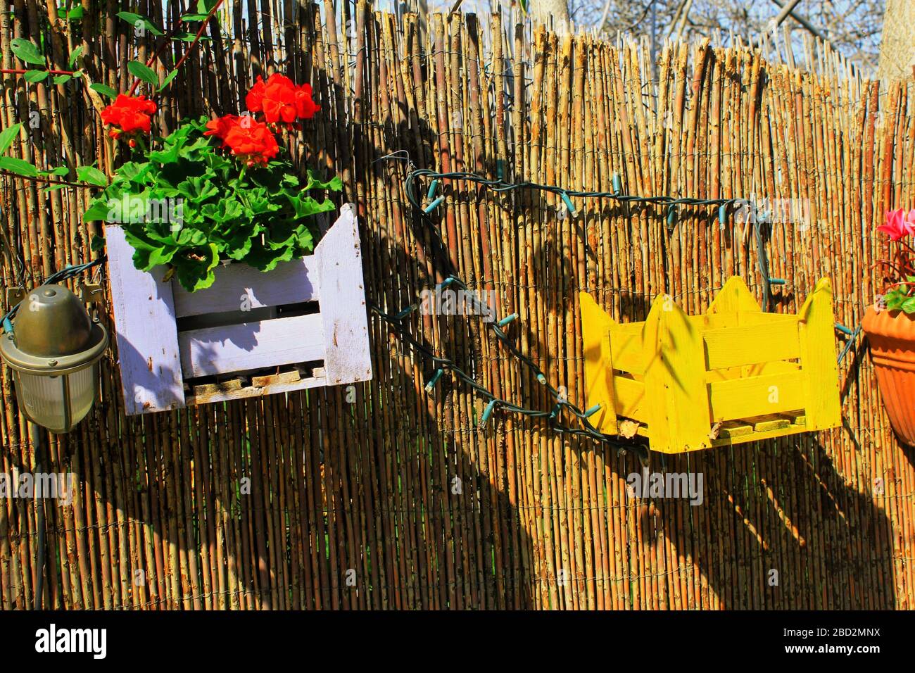 Cassa decorativa di fiori di legno su una recinzione. Foto Stock